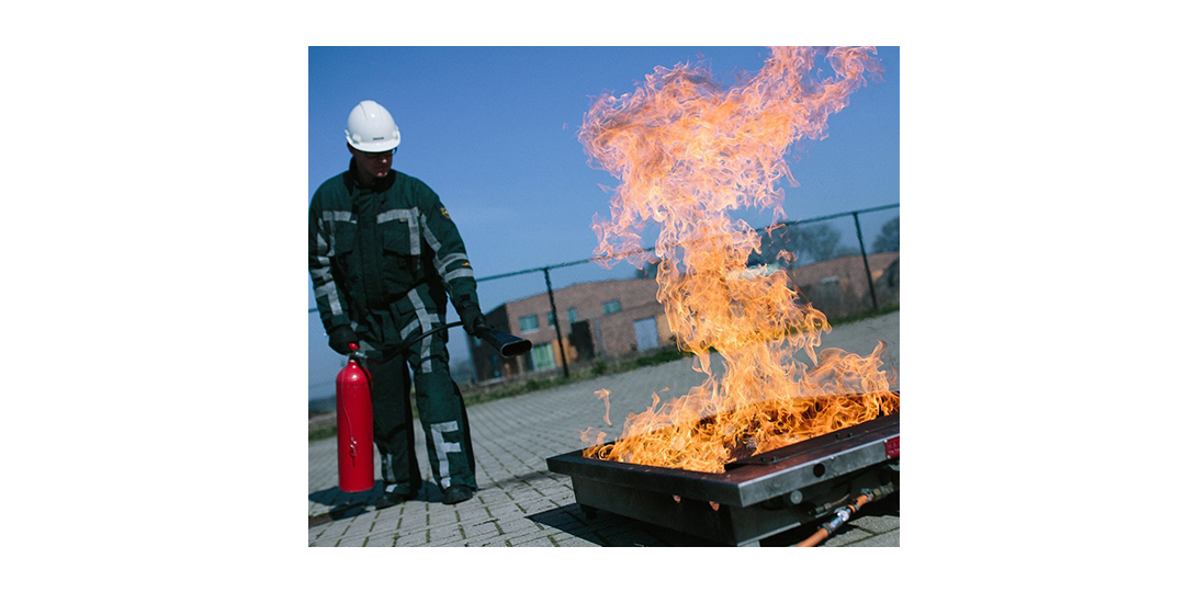 Cursist oefent brandbestrijding tijdens een BHV-cursus in de Betuwe